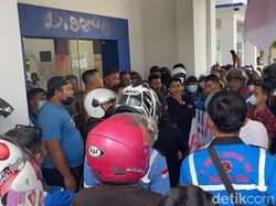 Ricuh Demo Buruh Pabrik Nikel di Kendari, Kantor Disnakertrans Rusak!