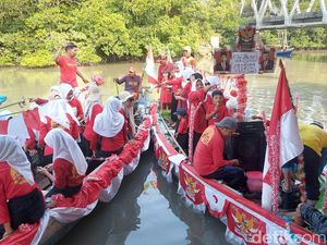 Pertama Kali Nelayan Bungah Gresik Gelar Lomba Perahu Hias Meriahkan HUT RI Pertama Kali Nelayan Bungah Gresik Gelar Lomba Perahu Hias Meriahkan HUT RI