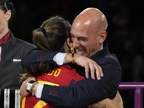 Cium Bibir Pemain Wanita, Presiden Federasi Spanyol Minta Maaf