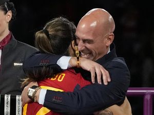 Presiden REFF Berulah, Pegang Alat Vital Rayakan Juara Dunia Timnas Putri Spanyol Presiden REFF Berulah, Pegang Alat Vital Rayakan Juara Dunia Timnas Putri Spanyol