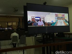 Sidang Mafia Tanah, Eks Kadispertaru DIY Krido Ngaku Terima ATM Rp 294 Juta Sidang Mafia Tanah, Eks Kadispertaru DIY Krido Ngaku Terima ATM Rp 294 Juta