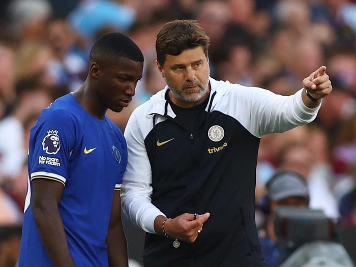 Soccer Football - Premier League - West Ham United v Chelsea - London Stadium, London, Britain - August 20, 2023 Chelsea's Moises Caicedo with manager Mauricio Pochettino before coming on as a substitute Action Images via Reuters/Matthew Childs EDITORIAL USE ONLY. No use with unauthorized audio, video, data, fixture lists, club/league logos or 'live' services. Online in-match use limited to 75 images, no video emulation. No use in betting, games or single club /league/player publications.  Please contact your account representative for further details.