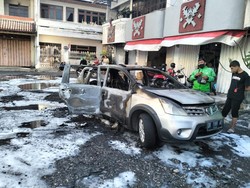 Mobil Hangus Terbakar di Pusat Perbelanjaan Denpasar