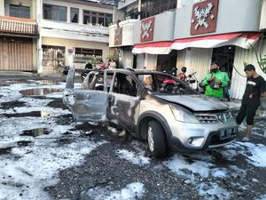 Mobil Hangus Terbakar di Pusat Perbelanjaan Denpasar Mobil Hangus Terbakar di Pusat Perbelanjaan Denpasar