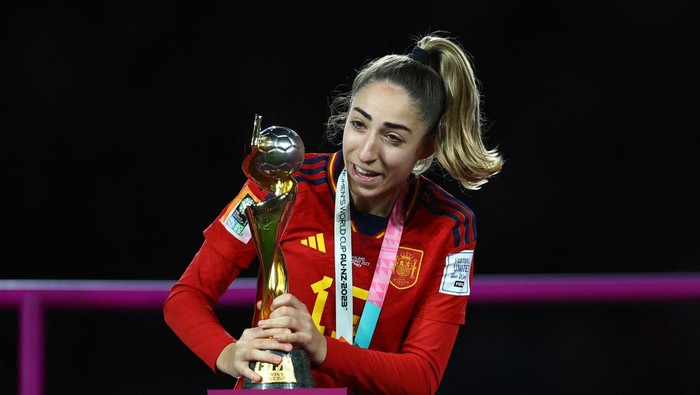 Soccer Football - FIFA Womens World Cup Australia and New Zealand 2023 - Final - Spain v England - Stadium Australia, Sydney, Australia - August 20, 2023 Spains Olga Carmona celebrate with the trophy after winning the world cup REUTERS/Hannah Mckay