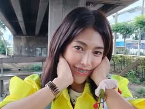 Viral Penyapu Jalanan Berparas Cantik, Pakai Makeup dan Kuteks Saat Kerja Viral Penyapu Jalanan Berparas Cantik, Pakai Makeup dan Kuteks Saat Kerja