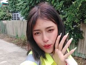 8 Potret Penyapu Jalanan Cantik yang Punya Penghasilan Rp 22 Juta dari TikTok 8 Potret Penyapu Jalanan Cantik yang Punya Penghasilan Rp 22 Juta dari TikTok