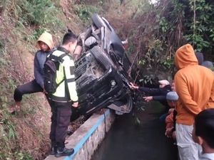 Minibus Terjun ke Jurang di Garut, 7 Penumpang Luka-luka Minibus Terjun ke Jurang di Garut, 7 Penumpang Luka-luka