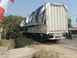 Truk Celaka hingga Muatan Susu Kaleng Berhamburan, Warga Ramai-ramai Berebut