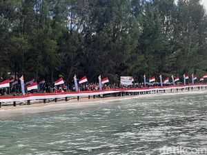 Pj Gubernur Papua Barat Daya Kibarkan Merah Putih di Pulau Terluar Indonesia