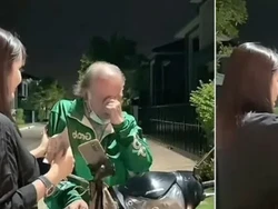 Antar Pesanan Makanan Untuk Penyanyi, Ojol Ini Dibuat Terharu