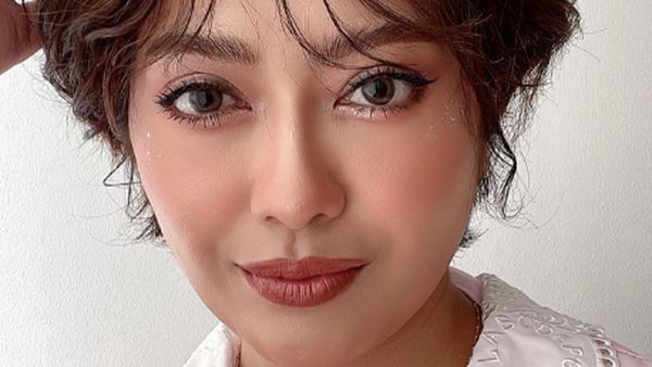 7 Potret Penyanyi Yenny AFI yang Jadi Tukang Rujak di Bali