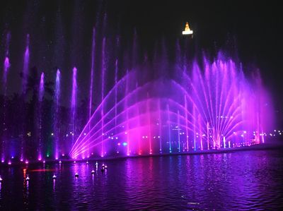 Pesona Monas dan Air Mancur Menari di Malam Hari