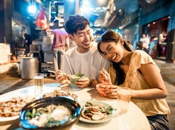 Posisi Duduk Saat Makan Bareng Pasangan Ternyata Punya Makna Tersendiri