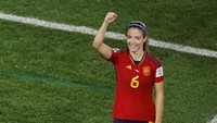 Gelandang andalan FC Barcelona Femeni itu berhasil mencetak tiga gol dan dua assist dengan rata-rata melepaskan 2,7 tembakan per laga serta persentase akurasi operan mencapai 87,2%.  