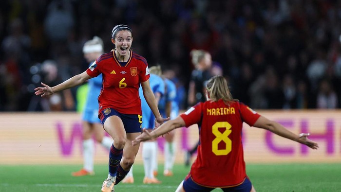 Soccer Football - FIFA Women's World Cup Australia and New Zealand 2023 - Final - Spain v England - Stadium Australia, Sydney, Australia - August 20, 2023
Spain's Mariona Caldentey and Aitana Bonmatí celebrate after winning the world cup REUTERS/Hannah Mckay