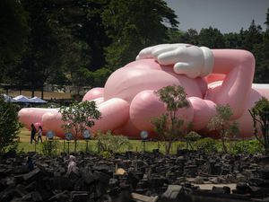 Mengenal KAWS, Sosok di Balik Patung Raksasa Pink di Candi Prambanan Mengenal KAWS, Sosok di Balik Patung Raksasa Pink di Candi Prambanan