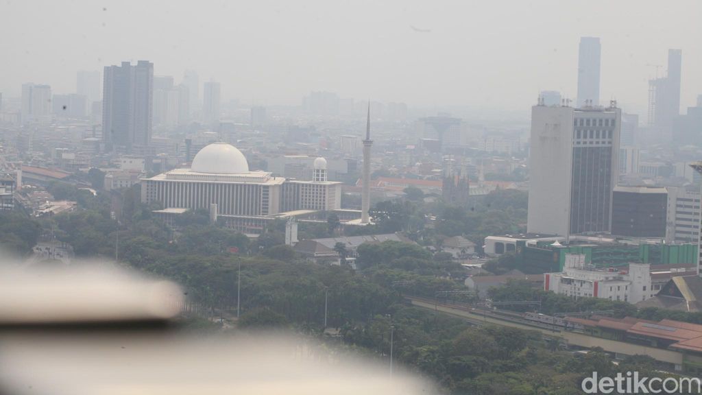 WFH 50% bagi ASN Pemprov DKI Jakarta diterapkan mulai hari ini untuk mengurangi polusi di ibu kota. Seperti apa wajah langit Jakarta siang ini?