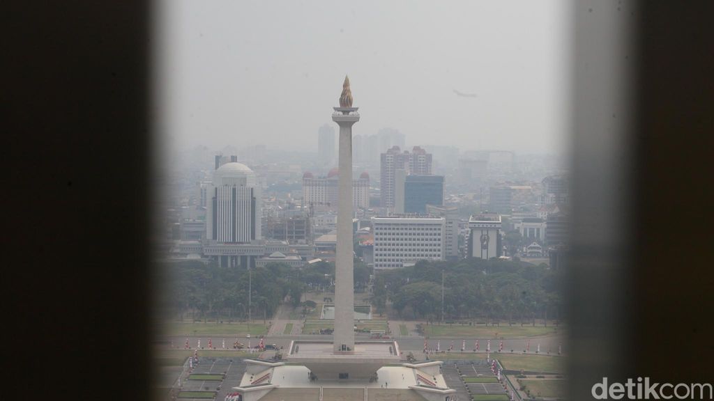 WFH 50% bagi ASN Pemprov DKI Jakarta diterapkan mulai hari ini untuk mengurangi polusi di ibu kota. Seperti apa wajah langit Jakarta siang ini?