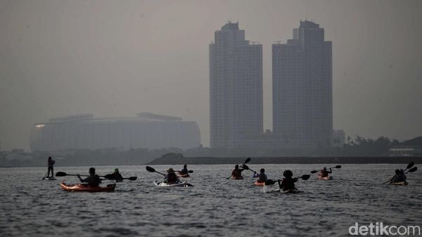 Potret Polusi Udara Pekat Dilihat dari Pesisir Jakarta