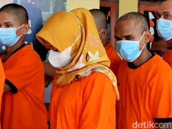 Pasrah Wanita Muda Digelandang Polisi gegara Edarkan Obat Terlarang
