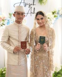 9 Foto Pratama Arhan & Azizah Salsha, Pamer Buku Nikah Hingga Cium Kening