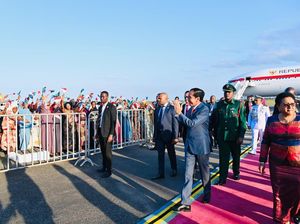 Sambutan Meriah Saat Jokowi Mendarat di Tanzania