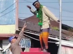 Heboh Pria Menari- di Atas Tugu Pembatas Jalan Bumiayu Brebes