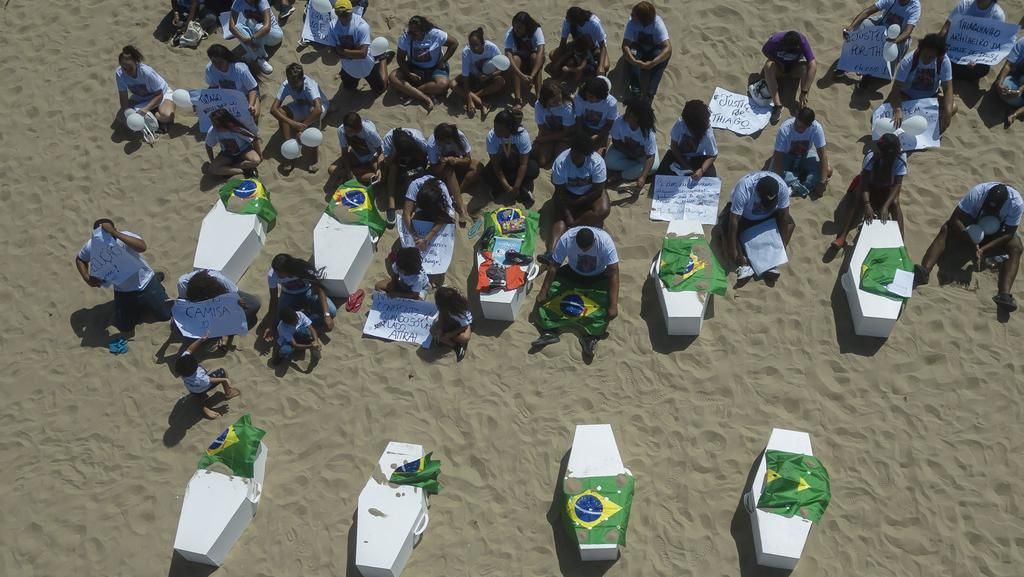 Protes Kekerasan, Belasan Peti Mati Berjejer di Pantai Copacabana Brasil Protes Kekerasan, Belasan Peti Mati Berjejer di Pantai Copacabana Brasil