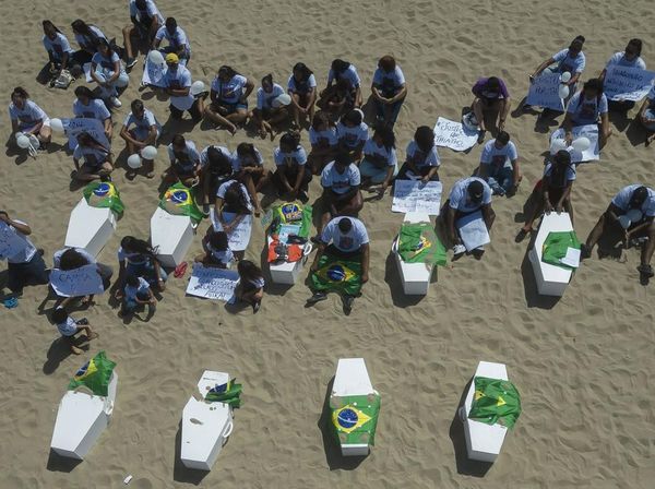 Protes Kekerasan, Belasan Peti Mati Berjejer di Pantai Copacabana Brasil