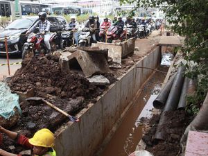 Proyek Galian di Matraman Bikin Lalin Makin Tambah Macet