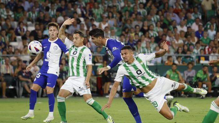 Soccer Football - LaLiga - Real Betis v Atletico Madrid - Estadio Benito Villamarin, Seville, Spain - August 20, 2023 Atletico Madrids Alvaro Morata in action with Real Betis Luiz Felipe REUTERS/Marcelo Del Pozo