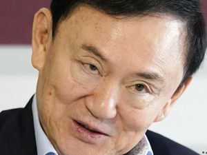 Setelah 15 Tahun di Pengasingan, Thaksin Akhirnya Pulang ke Thailand