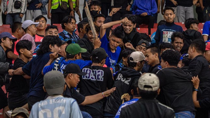 Ricuh antarsuporter pada laga PSIS lawan Persib Asap mengepul dari tribun penonton saat pertandingan PSIS Semarang melawan Persib Bandung dalam pertandingan BRI Liga 1 di Stadion Jatidiri Semarang, Jawa Tengah, Minggu (20/8/2023). Kericuhan antarsuporter yang sempat terjadi pada pertandingan PSIS Semarang melawan Persib Bandung itu berhasil diredam oleh penyelenggara dibantu petugas keamanan dan TNI-Polri. ANTARA FOTO/Aji Styawan/aww.