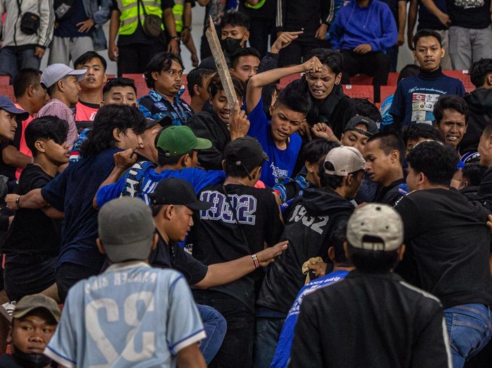 Asap mengepul dari tribun penonton saat pertandingan PSIS Semarang melawan Persib Bandung dalam pertandingan BRI Liga 1 di Stadion Jatidiri Semarang, Jawa Tengah, Minggu (20/8/2023). Kericuhan antarsuporter yang sempat terjadi pada pertandingan PSIS Semarang melawan Persib Bandung itu berhasil diredam oleh penyelenggara dibantu petugas keamanan dan TNI-Polri. ANTARA FOTO/Aji Styawan/aww.