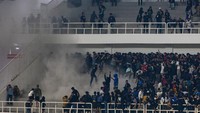 Kericuhan antarsuporter yang sempat terjadi pada pertandingan PSIS Semarang melawan Persib Bandung itu berhasil diredam oleh penyelenggara dibantu petugas keamanan dan TNI-Polri. 