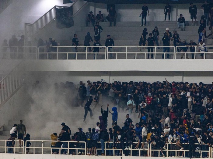 Asap mengepul dari tribun penonton saat pertandingan PSIS Semarang melawan Persib Bandung dalam pertandingan BRI Liga 1 di Stadion Jatidiri Semarang, Jawa Tengah, Minggu (20/8/2023). Kericuhan antarsuporter yang sempat terjadi pada pertandingan PSIS Semarang melawan Persib Bandung itu berhasil diredam oleh penyelenggara dibantu petugas keamanan dan TNI-Polri. ANTARA FOTO/Aji Styawan/aww.
