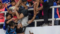 Petugas keamanan berupaya menyelamatkan suporter yang terjatuh dari tribun akibat kericuhan yang terjadi seusai pertandingan PSIS Semarang melawan Persib Bandung dalam pertandingan BRI Liga 1 di Stadion Jatidiri Semarang, Jawa Tengah, Minggu (20/8/2023). 