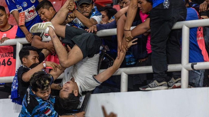Ricuh antarsuporter pada laga PSIS lawan Persib Asap mengepul dari tribun penonton saat pertandingan PSIS Semarang melawan Persib Bandung dalam pertandingan BRI Liga 1 di Stadion Jatidiri Semarang, Jawa Tengah, Minggu (20/8/2023). Kericuhan antarsuporter yang sempat terjadi pada pertandingan PSIS Semarang melawan Persib Bandung itu berhasil diredam oleh penyelenggara dibantu petugas keamanan dan TNI-Polri. ANTARA FOTO/Aji Styawan/aww.