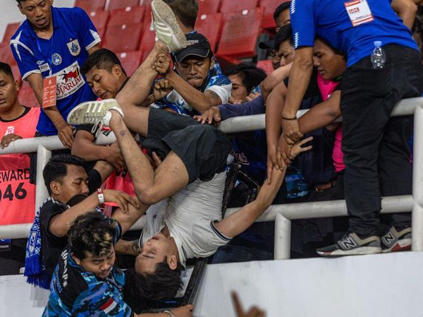 Potret Ricuh Suporter PSIS Lawan Persib