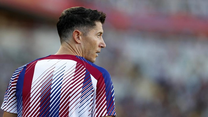 Soccer Football - LaLiga - FC Barcelona v Cadiz - Estadi Olimpic Lluis Companys, Barcelona, Spain - August 20, 2023 FC Barcelonas Robert Lewandowski during the warm up before the match REUTERS/Bruna Casas