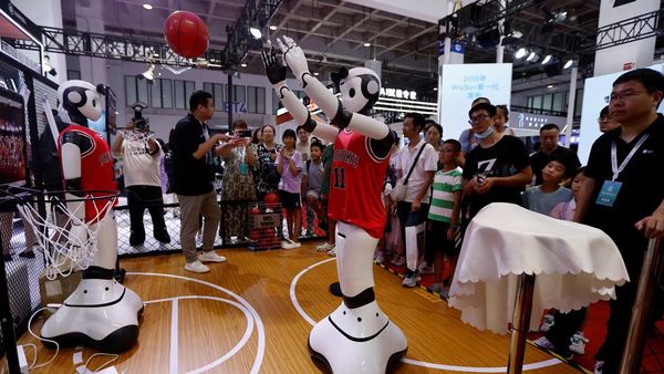 Robot-robot Mirip Manusia Unjuk Kemampuan di WRC 2023 Beijing