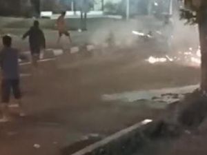 Sejumlah Pemuda Saling Serang Pakai Sajam-Molotov di Dr Mansyur Medan