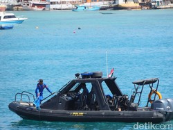 Polisi Sibuk Pungut Sampah Laut Selama AMMTC Labuan Bajo