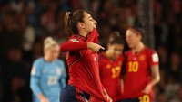 Olga Carmona Garcia merayakan golnya.  