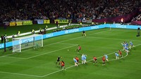 Inggris bahkan hampir kalah dua gol. Spanyol punya kans lagi lewat penalti di babak kedua, usai pemain Inggris, Keira Walsh, membuat handball. Namun, sepakan Jenni Hermoso bisa diredam, sehingga skor 1-0 tetap bertahan sampai akhir.  