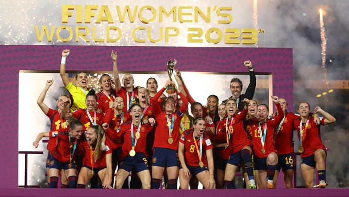 Soccer Football - FIFA Women's World Cup Australia and New Zealand 2023 - Final - Spain v England - Stadium Australia, Sydney, Australia - August 20, 2023
 Spain's Aitana Bonmati as she poses with the FIFA golden ball award REUTERS/Hannah Mckay