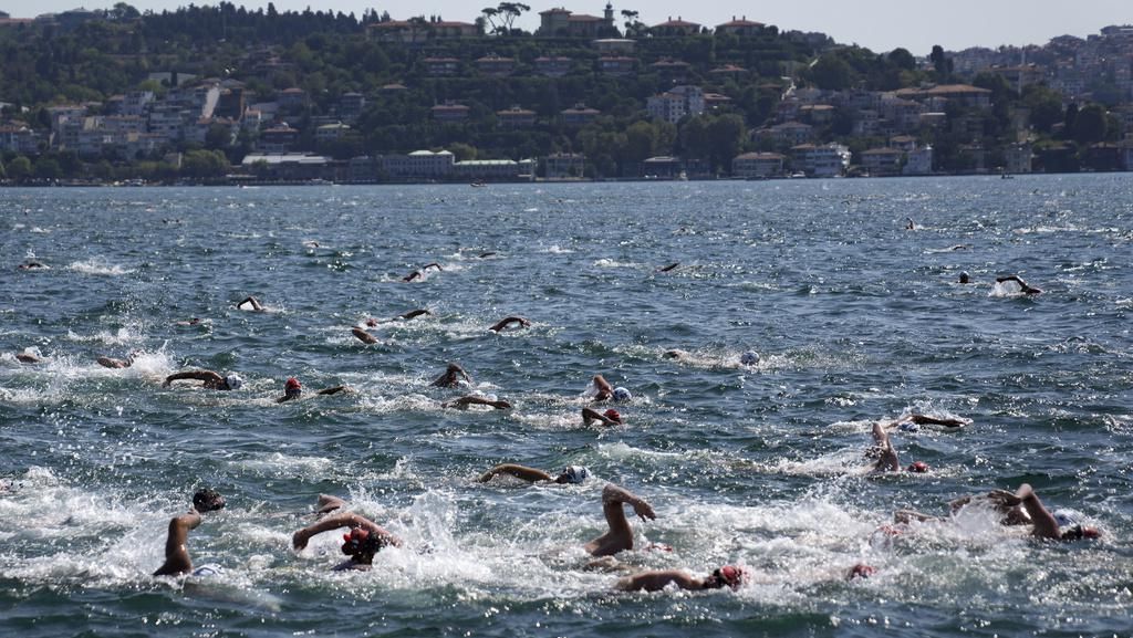 Semangat Peserta Ikut Lomba Renang Lintas Benua di Turki Semangat Peserta Ikut Lomba Renang Lintas Benua di Turki
