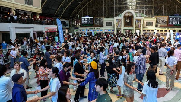 Seru Banget, Warga Bangkok Bareng-bareng Nari di Stasiun