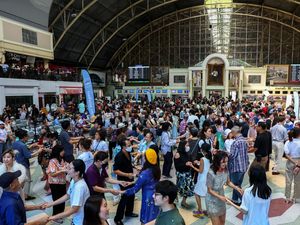 Seru Banget, Warga Bangkok Bareng-bareng Nari di Stasiun